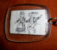 Porte-clés Couple cochon BRETON KRIS' BERN 61 R. CH de GAULLE 95 DEUIL-la-BARRE