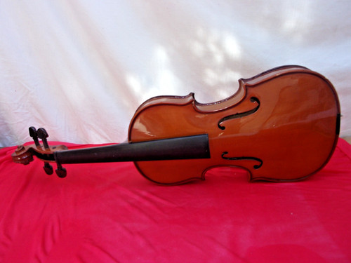 Violon portant une - 1/2,