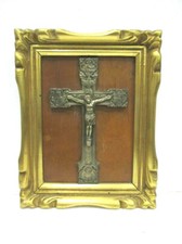 Ancien crucifix en bronze ouvragé dans cadre bois doré