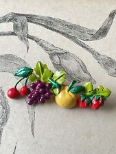 Jolie Broche à décor de fruits métal doré Cerise Raisin Fraise Années 80 Vintage