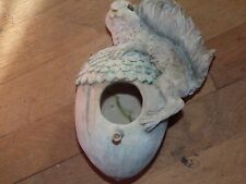 Nichoir en forme d' écureuil avec gland ( 26 cm de haut )