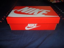 NIKE  :BOITE VIDE CARTON ROUGE  POUR BASKETS HOMME  US 10 ,5 UK 9 P. 42,5 NEUVE.