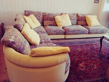 canape d angle tissu vintage année 1970 ,de couleur jaune safran à motifs