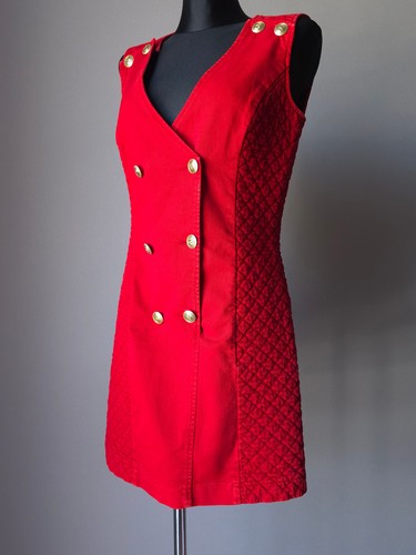 Robe rouge sans - , manches