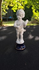 Statuette porcelaine 17 cm – Ange / Angelot musicien guitare – socle bleu cobalt