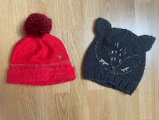 Lot de 2 bonnets : 1 rouge CATIMINI Taille 51 cm et 1 noir IKKS Taille 52 cm