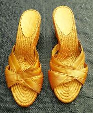 Grosses sandales dorées à semelles compensées, gainées de corde,P:37.