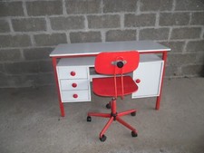meuble vintage rouge et blanc et chaise de bureau de 1960 bon état