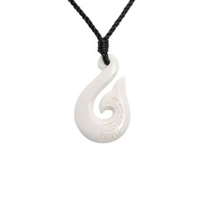 81stgeneration Collier Pendentif en Os Sculpté Queue de Baleine Hei Matau Maori