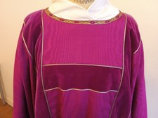 Dalmatique violette et son étole