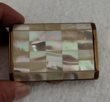 Ancien poudrier en métal laitonné et couvercle recouvert de nacre avec miroir