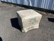 Pouf ou repose-pieds vintage à jupe – tissu fleuri pastel