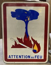 Grand Panneau De Signalisation Attention Au Feu. 81 x 61 cm. Année 1998