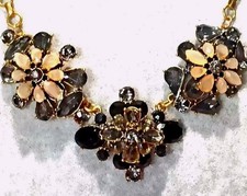 Très joli collier avec Strass