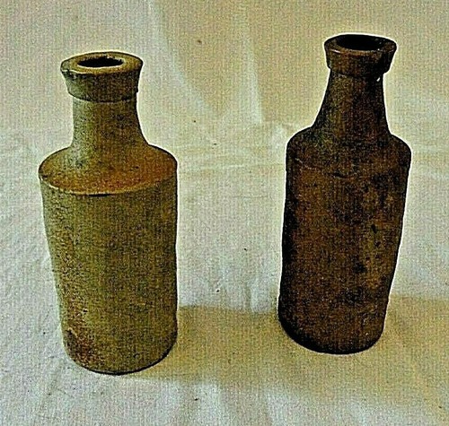 Deux bouteilles encre grés