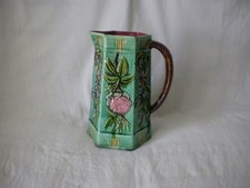 Grand pichet en barbotine à