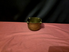 Cendrier en laiton ou cuivre par R. Bastien dinandier à Jussac - XXe