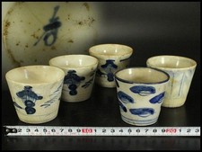 Lot de cinq anciennes tasses à soba en porcelaine japonaise Imari blanches