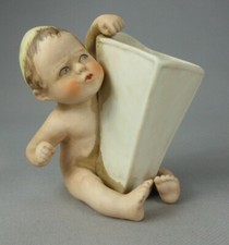 FIGURINE BEBE ASSIS EN BISCUIT AVEC VASE CERAMIQUE PORCELAINE PIANO BABY 624