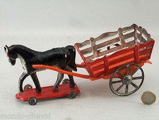  ANCiENNE  CHARRETTE ET SON CHEVAL EN TOLE, sur roulettes, 22 cm