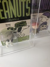 Figurine articulée acrylique arachides réaction Super7 Moc articles cardés