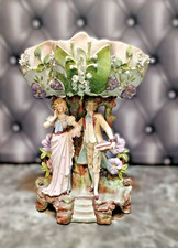 Magnifique centre de table en biscuit polychrome, couple romantique, muguets