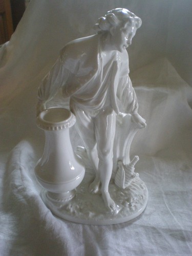Sculpture personnage a - de,