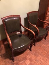 2 fauteuils style anglais bois et cuir vert  