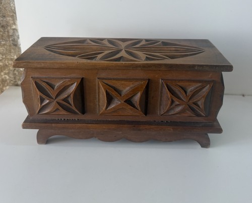 Belle boite bois sculpté - boite,