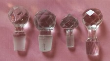 LOT DE  BOUCHONS VERRE ET CRISTAL  POUR CARAFE  HAUTEUR 4,6 CM A 6 CM