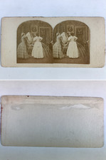 Femme mettant une crinoline