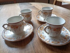 (Jura, 39110 Salins) Quatre tasses à café vintage, 3 soucoupes assorties.