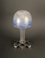 MULATY : LAMPE ART DÉCO FERRONNERIE D'ART DÔME EN PÂTE DE VERRE BLANC ET BLEU