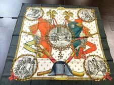 Foulard Hermès Carre 90 Napoléon en soie kaki, luxe, authentique, état
