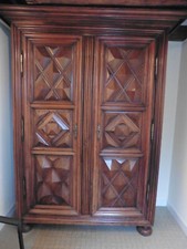 Armoire époque Louis XIII pointes de diamant pieds galets en Noyer