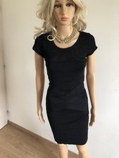 Robe noire à manches courtes