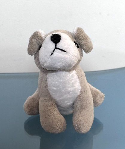 Peluche chien gris blanc