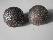 PAIRE DE BOULES CLOUTEES ECAILLES DE POISSON