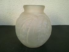 VASE ART DECO VERRE PRESSE MOULE BLANC SATINE DECOR DE CAMPANULES SIGNE JOMA