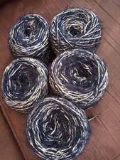 Lot de 5 Pelotes Fantaisies aspect poilu Tons Bleus Marines et Blancs (600g)