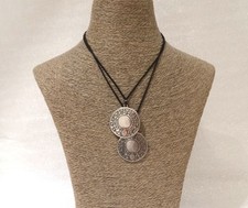 Scooter Paris. Collier avec 2 pendentifs ronds argentés sur cordon noir. Neuf