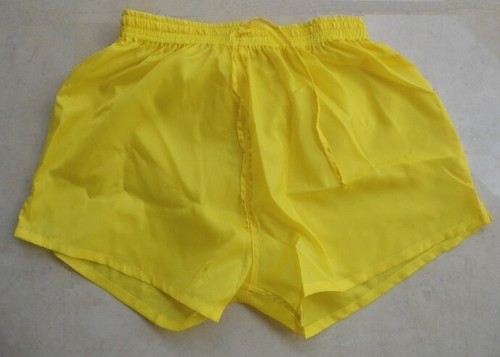 Short nylon jaune légèrement