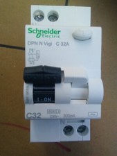 disjoncteur différentiel  DPN N 300ma C 32 Amp 2 poles 6 KA  schneider A9N19688
