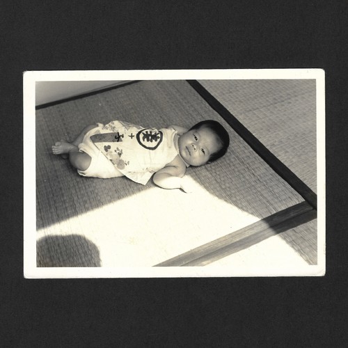 Bébé allongé sur tatami
