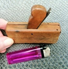 ancien outil rabot de luthier à restaurer