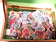 LOT PHILATELIE : boite a trier + 2 alb. Thiaude ( 1 vide) + 1 album 32 pages