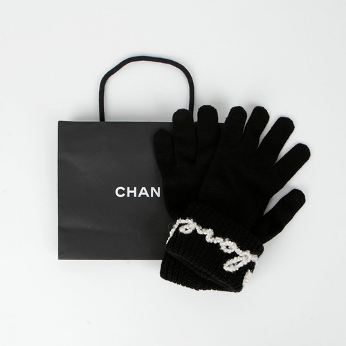 CHANEL Gants avec logo perlé