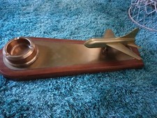 avion et vide poche Cendrier  en laiton sur support acajou 1980