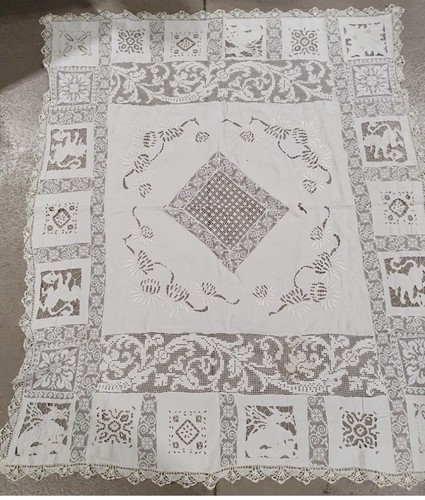 Nappe ancienne avec dentelle - nappe,