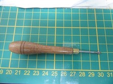 Molette de couture ancienne de cordonnier en métal et bois